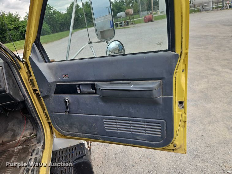 image for item EO4502 1992 GMC Topkick C5500 crane truck