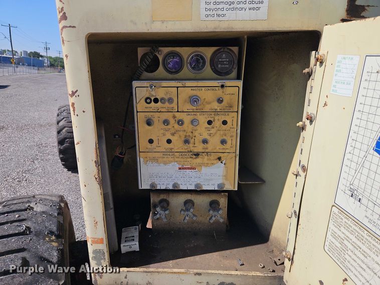 image for item EO4508 1994 JLG 80HX boom lift