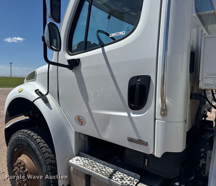 image for item ER2088 2012 Frieghliner Business Class M2 bucket truck