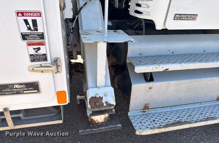 image for item ER2088 2012 Frieghliner Business Class M2 bucket truck