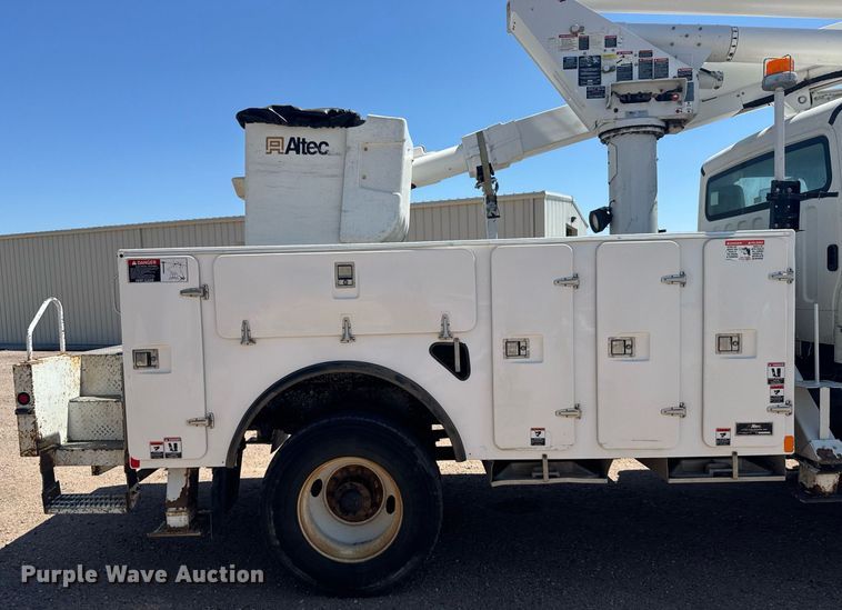 image for item ER2088 2012 Frieghliner Business Class M2 bucket truck