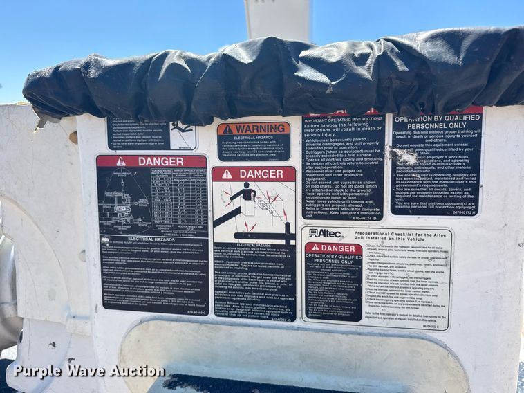 image for item ER2088 2012 Frieghliner Business Class M2 bucket truck