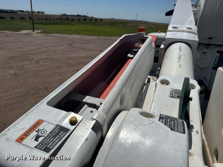 image for item ER2088 2012 Frieghliner Business Class M2 bucket truck