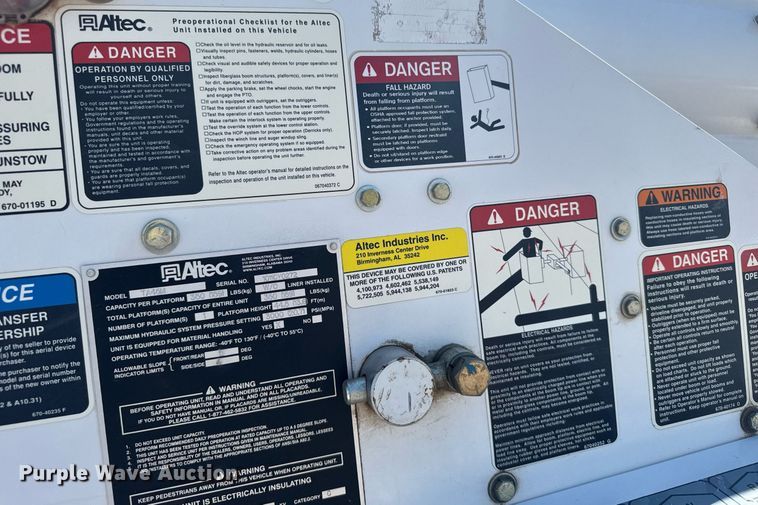 image for item ER2088 2012 Frieghliner Business Class M2 bucket truck