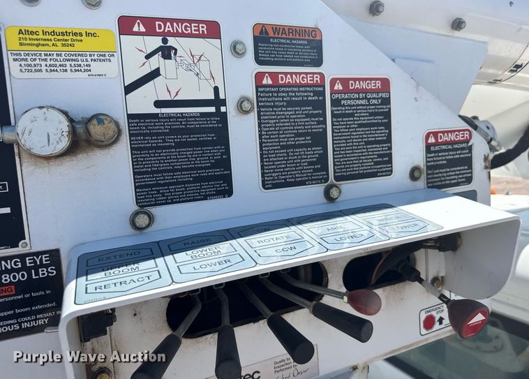 image for item ER2088 2012 Frieghliner Business Class M2 bucket truck