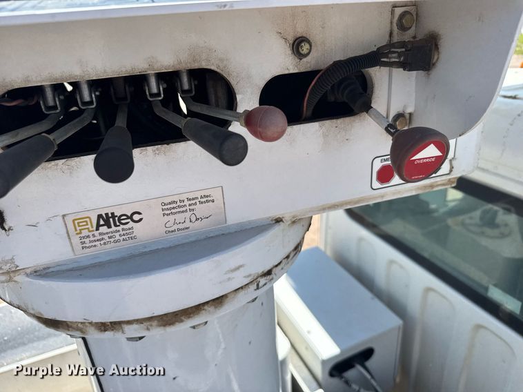 image for item ER2088 2012 Frieghliner Business Class M2 bucket truck