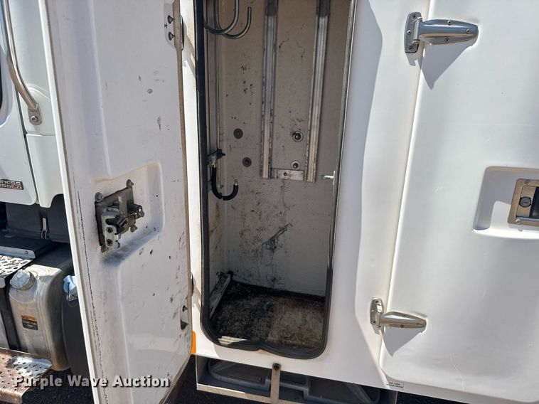 image for item ER2088 2012 Frieghliner Business Class M2 bucket truck