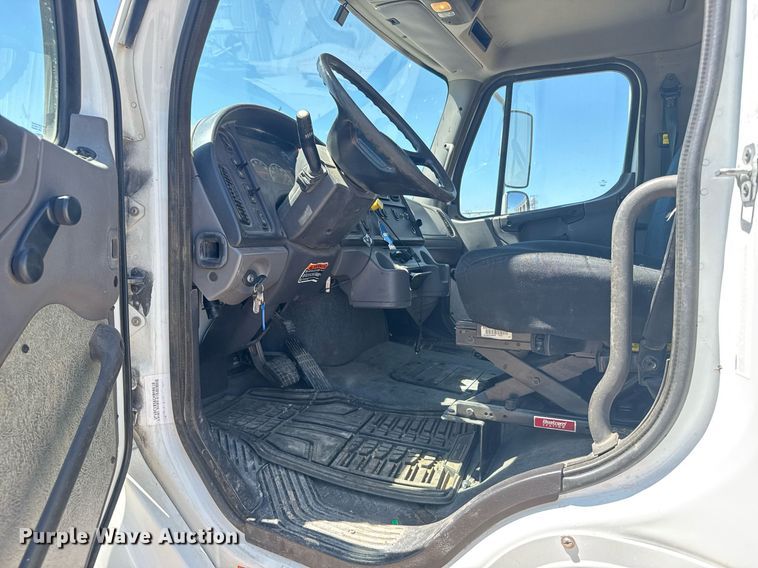 image for item ER2088 2012 Frieghliner Business Class M2 bucket truck