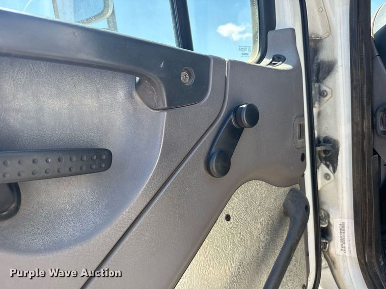 image for item ER2088 2012 Frieghliner Business Class M2 bucket truck