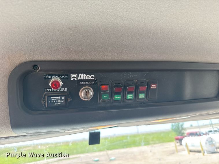 image for item ER2088 2012 Frieghliner Business Class M2 bucket truck