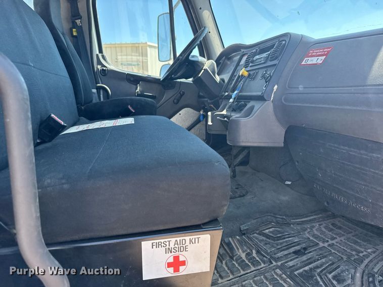 image for item ER2088 2012 Frieghliner Business Class M2 bucket truck