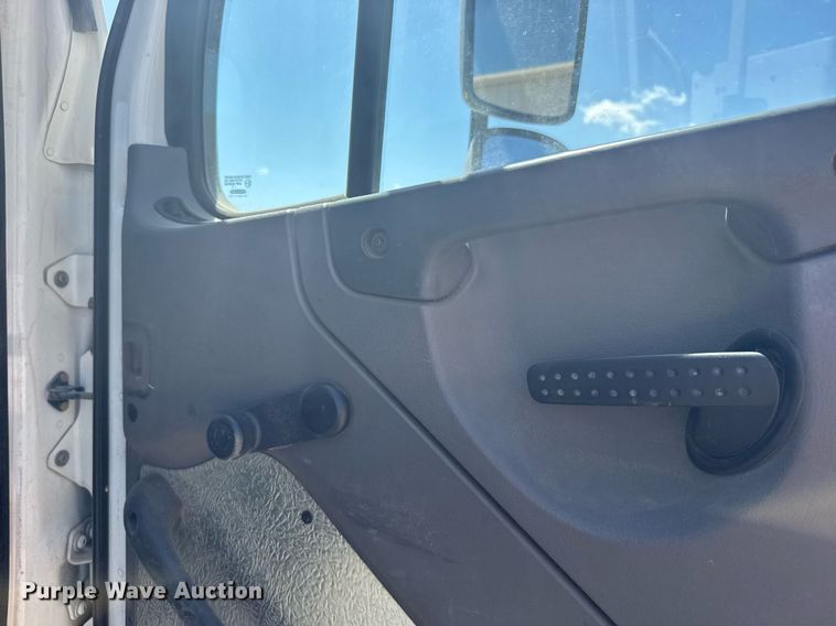 image for item ER2088 2012 Frieghliner Business Class M2 bucket truck