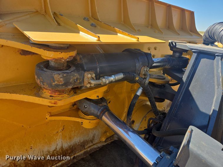 image for item FB9402 2018 John Deere 950K dozer