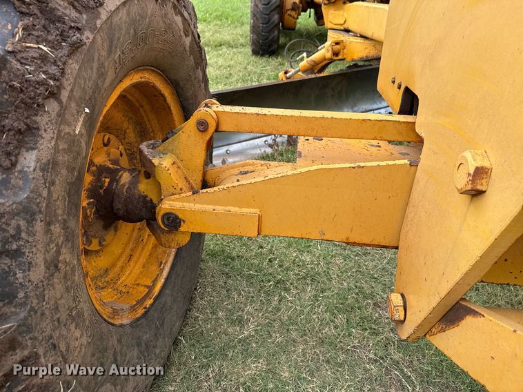 image for item HI9256 John Deere 570 motor grader