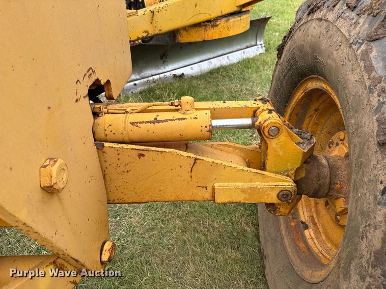 image for item HI9256 John Deere 570 motor grader