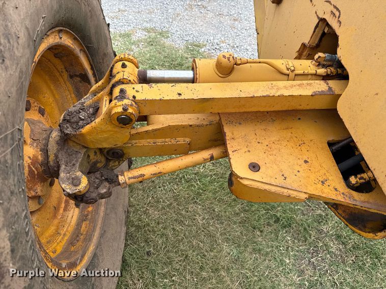 image for item HI9256 John Deere 570 motor grader