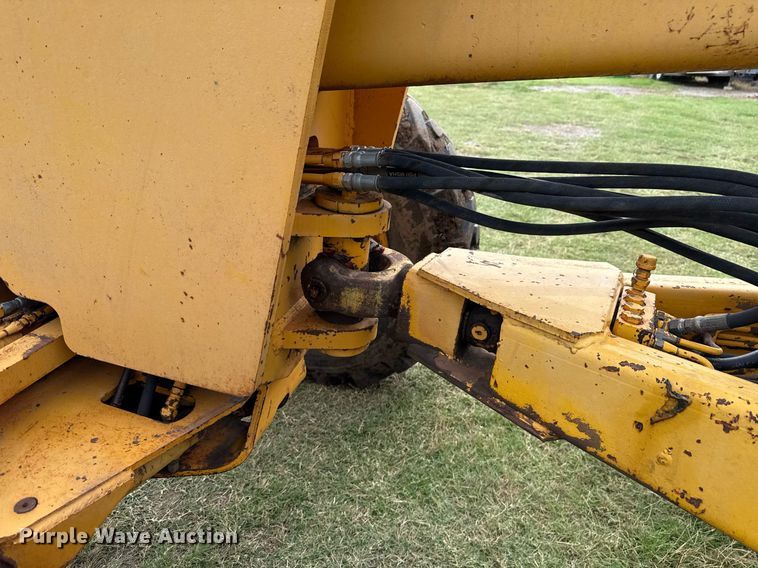 image for item HI9256 John Deere 570 motor grader