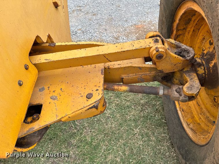 image for item HI9256 John Deere 570 motor grader