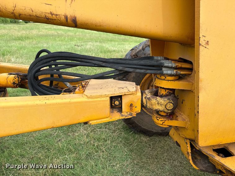 image for item HI9256 John Deere 570 motor grader