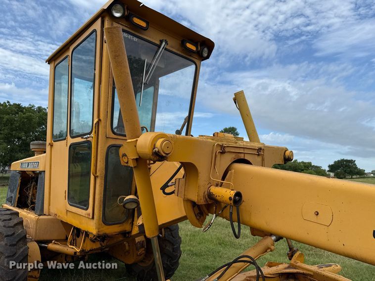 image for item HI9256 John Deere 570 motor grader