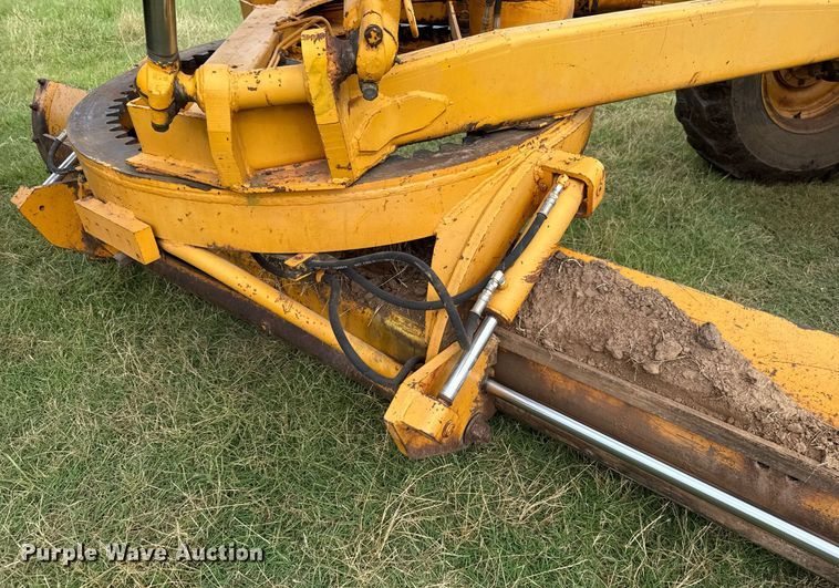 image for item HI9256 John Deere 570 motor grader