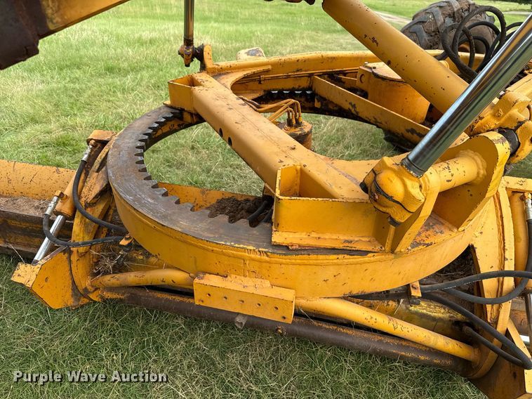 image for item HI9256 John Deere 570 motor grader