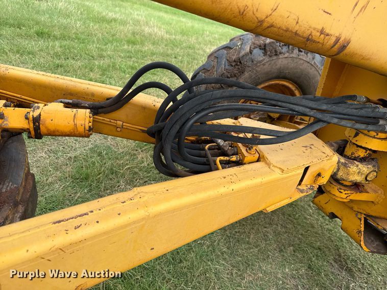 image for item HI9256 John Deere 570 motor grader