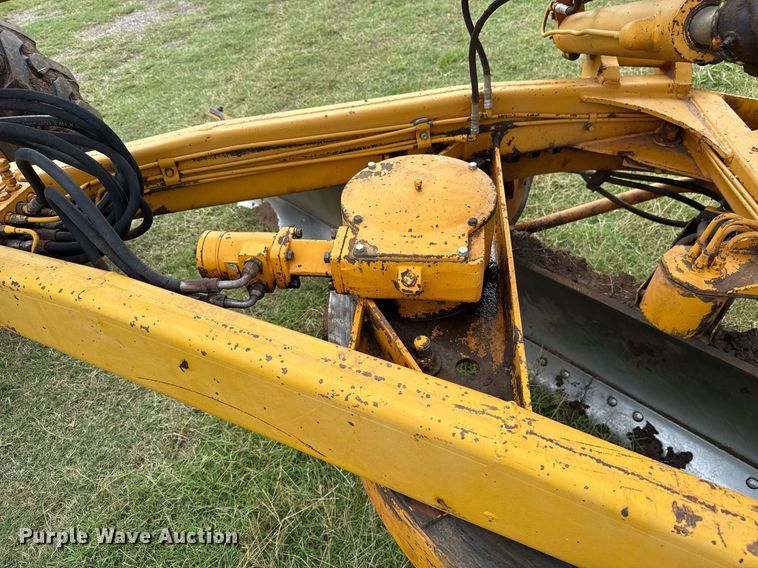 image for item HI9256 John Deere 570 motor grader