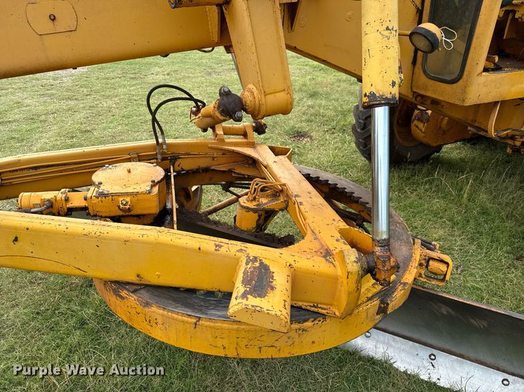 image for item HI9256 John Deere 570 motor grader