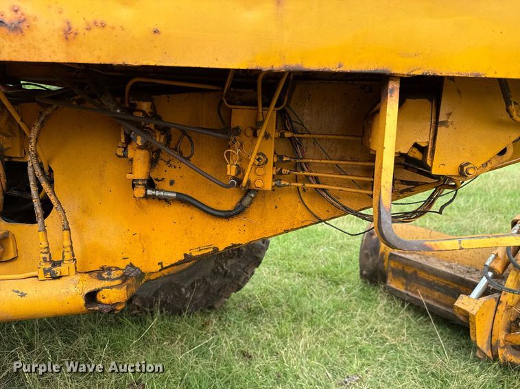 image for item HI9256 John Deere 570 motor grader