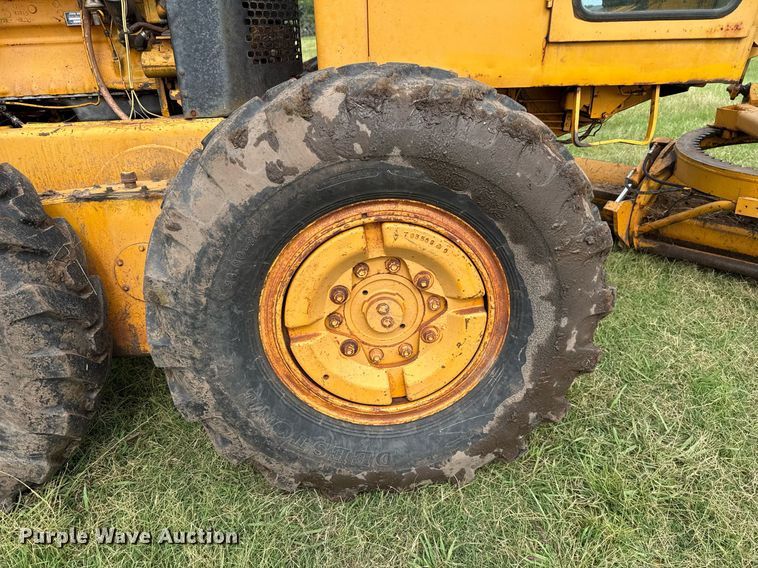 image for item HI9256 John Deere 570 motor grader