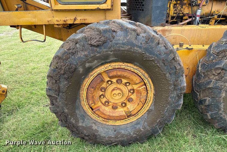 image for item HI9256 John Deere 570 motor grader