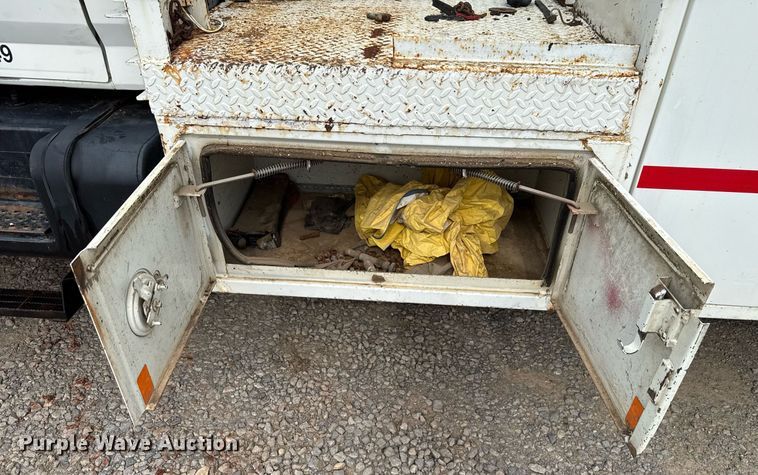 image for item HI9262 1996 Ford F800 utility / service truck