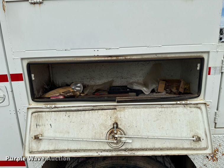 image for item HI9262 1996 Ford F800 utility / service truck