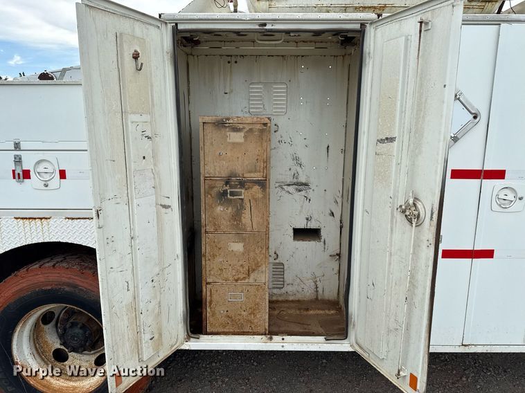 image for item HI9262 1996 Ford F800 utility / service truck