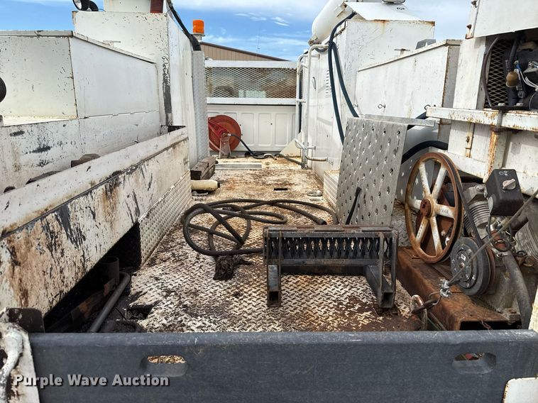 image for item HI9262 1996 Ford F800 utility / service truck