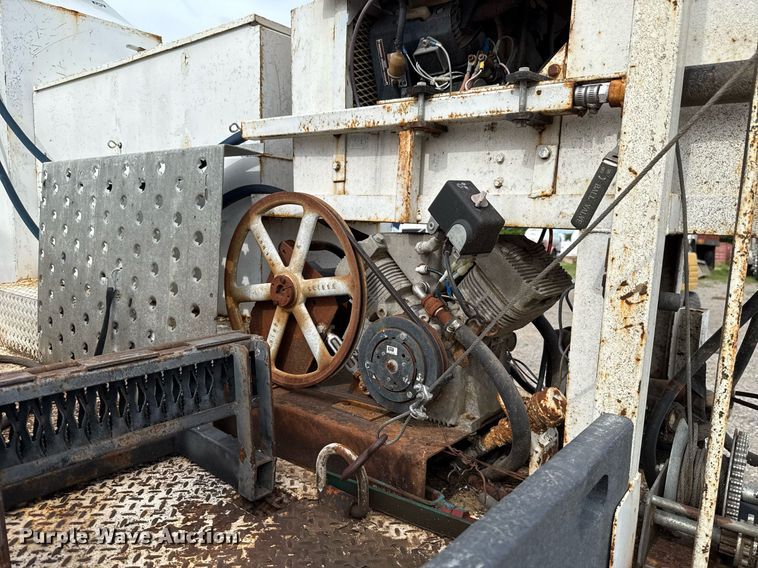 image for item HI9262 1996 Ford F800 utility / service truck