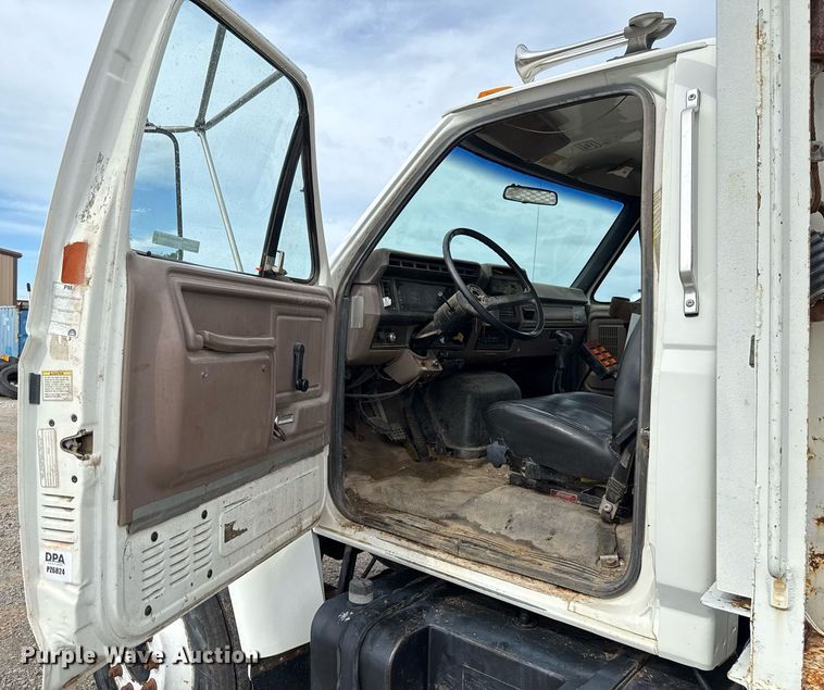 image for item HI9262 1996 Ford F800 utility / service truck