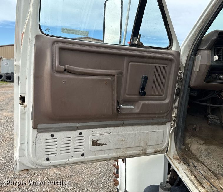 image for item HI9262 1996 Ford F800 utility / service truck