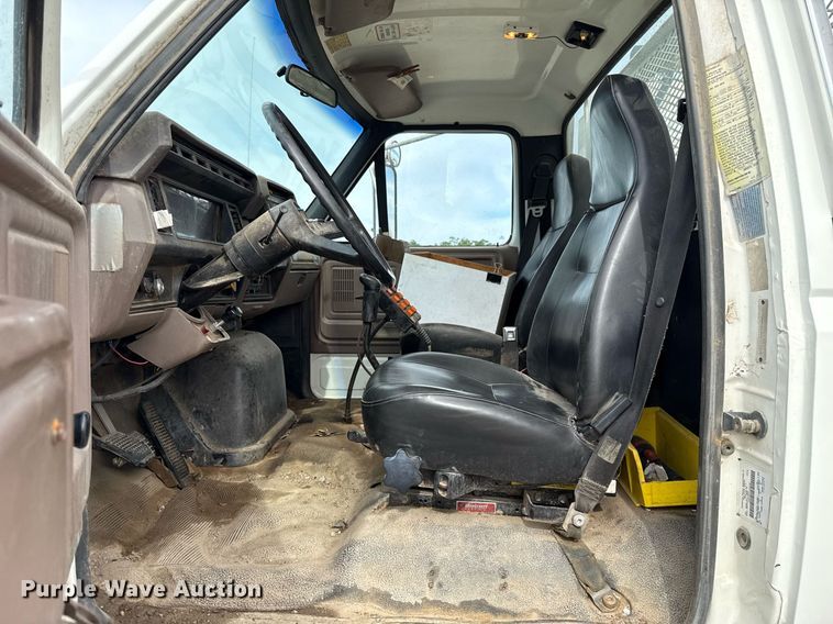 image for item HI9262 1996 Ford F800 utility / service truck