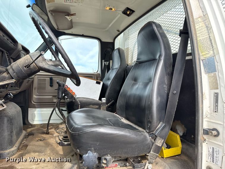 image for item HI9262 1996 Ford F800 utility / service truck