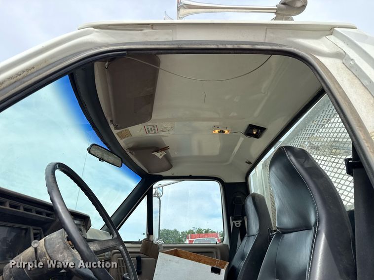 image for item HI9262 1996 Ford F800 utility / service truck