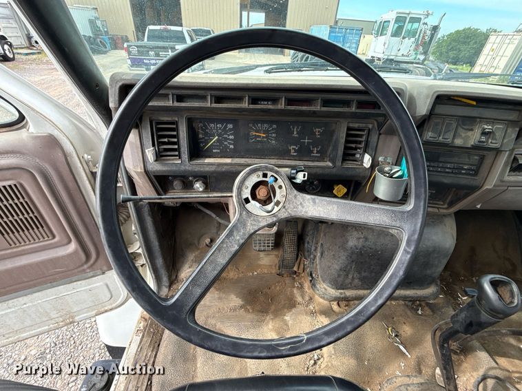 image for item HI9262 1996 Ford F800 utility / service truck