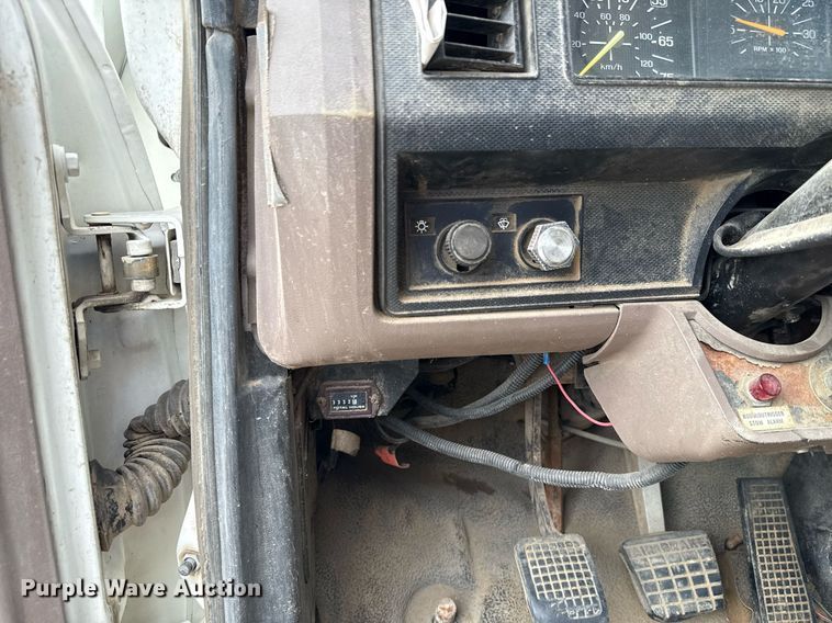 image for item HI9262 1996 Ford F800 utility / service truck