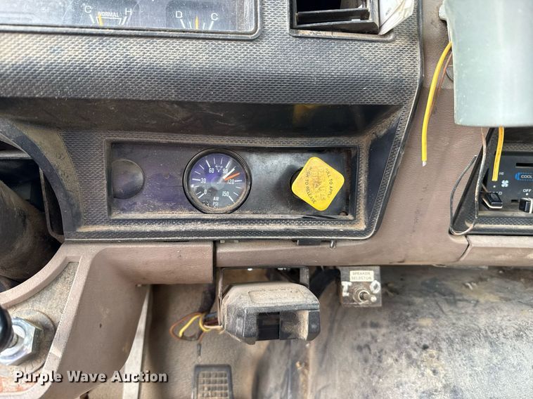 image for item HI9262 1996 Ford F800 utility / service truck