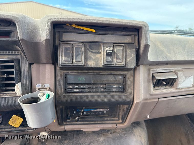 image for item HI9262 1996 Ford F800 utility / service truck