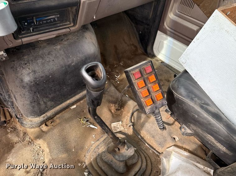 image for item HI9262 1996 Ford F800 utility / service truck