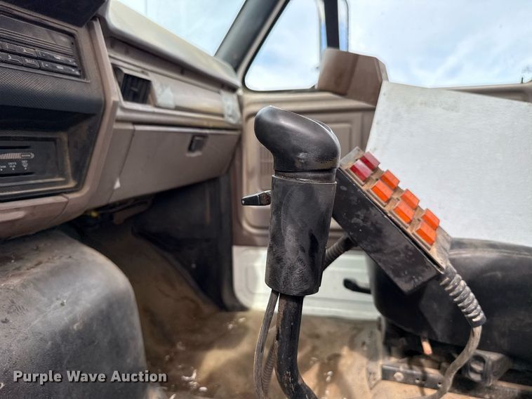 image for item HI9262 1996 Ford F800 utility / service truck