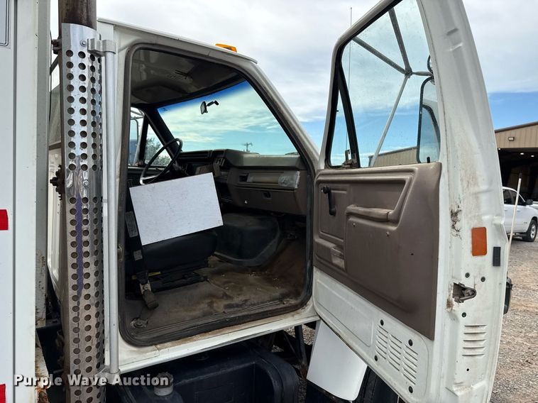 image for item HI9262 1996 Ford F800 utility / service truck