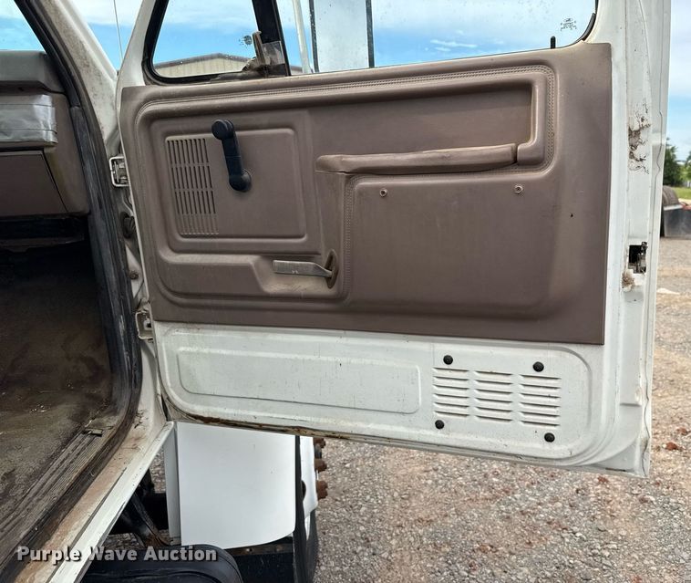 image for item HI9262 1996 Ford F800 utility / service truck